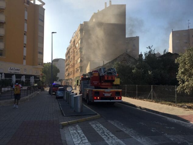 camion de bomberos frente al incendio del edificio de denia