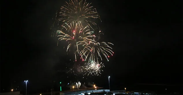 castillo de fuegos artificiales en el puerto