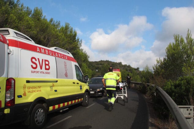 Tres personas resultan heridas en dos accidentes ocurridos en Dénia 2 Imagen: Servicio sanitario en el accidente de Les Planes