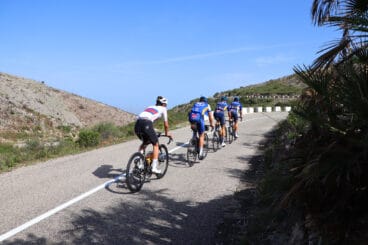 ciclistas en la subida al port de la vall debo