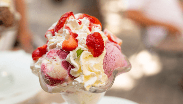 copa de helado con la fresa como protagonista