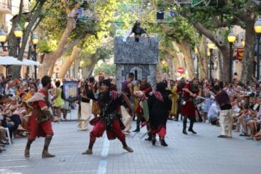 desfile de gala de los moros y cristianos en el centro de denia