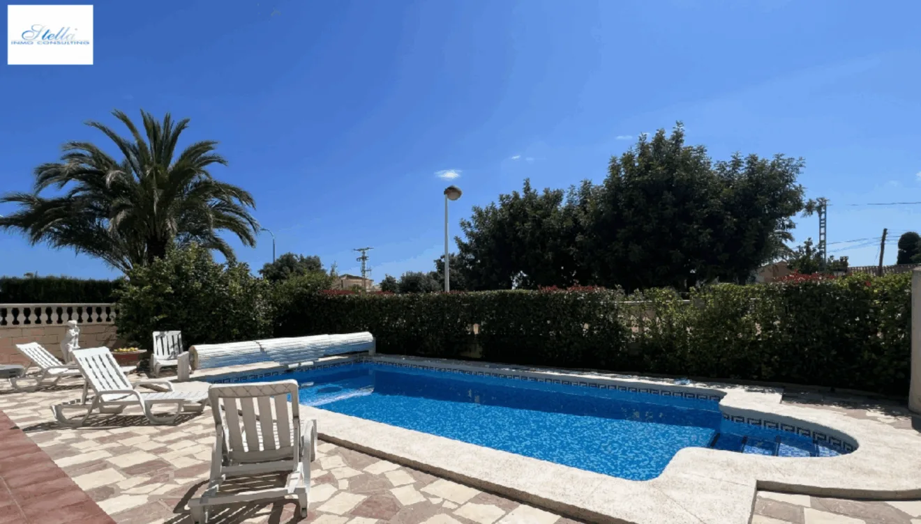 Disfruta en la terraza y la piscina