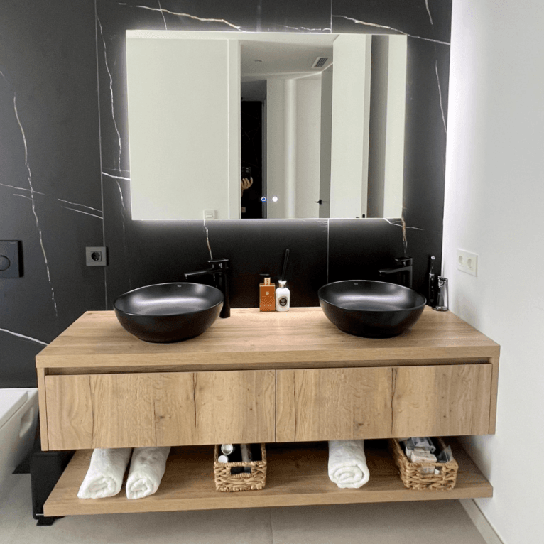 Elegante baño de Fenix negro