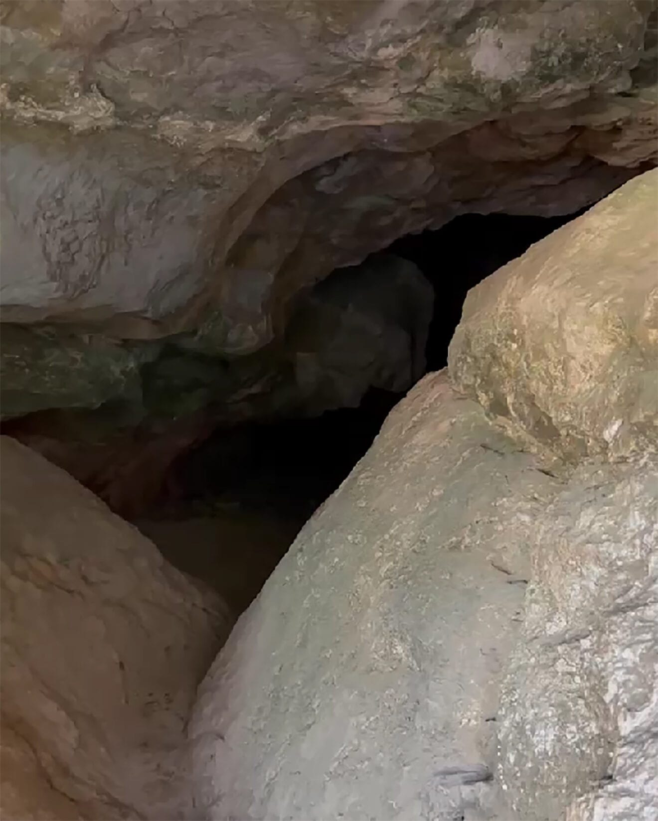 Entrada a la Cova de l'Aigua