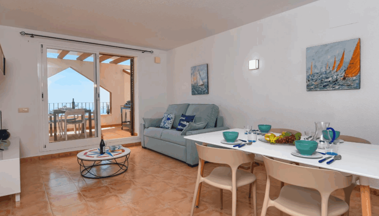 Espacioso salón-comedor que conecta al balcón