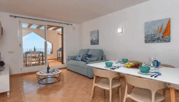 Espacioso salón-comedor que conecta al balcón