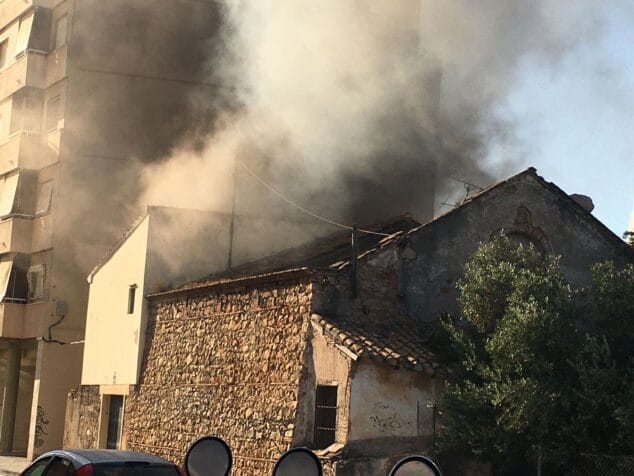 Imagen: Gran columna de humo que sale del incendio