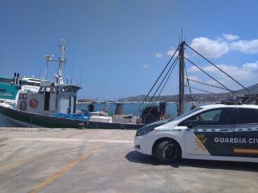 Guardia Civil en el puerto de Dénia esperando al levantamiento del cadáver