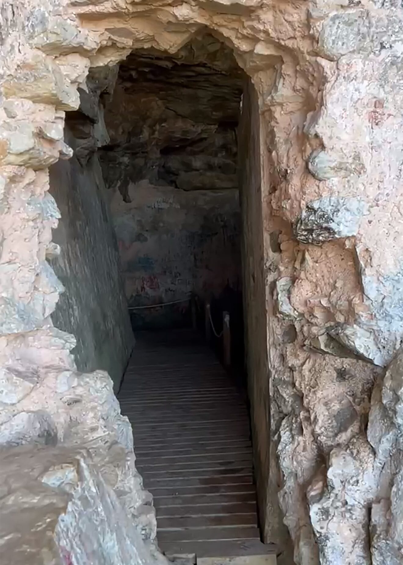 Inicio de la pasarela interior de la cueva