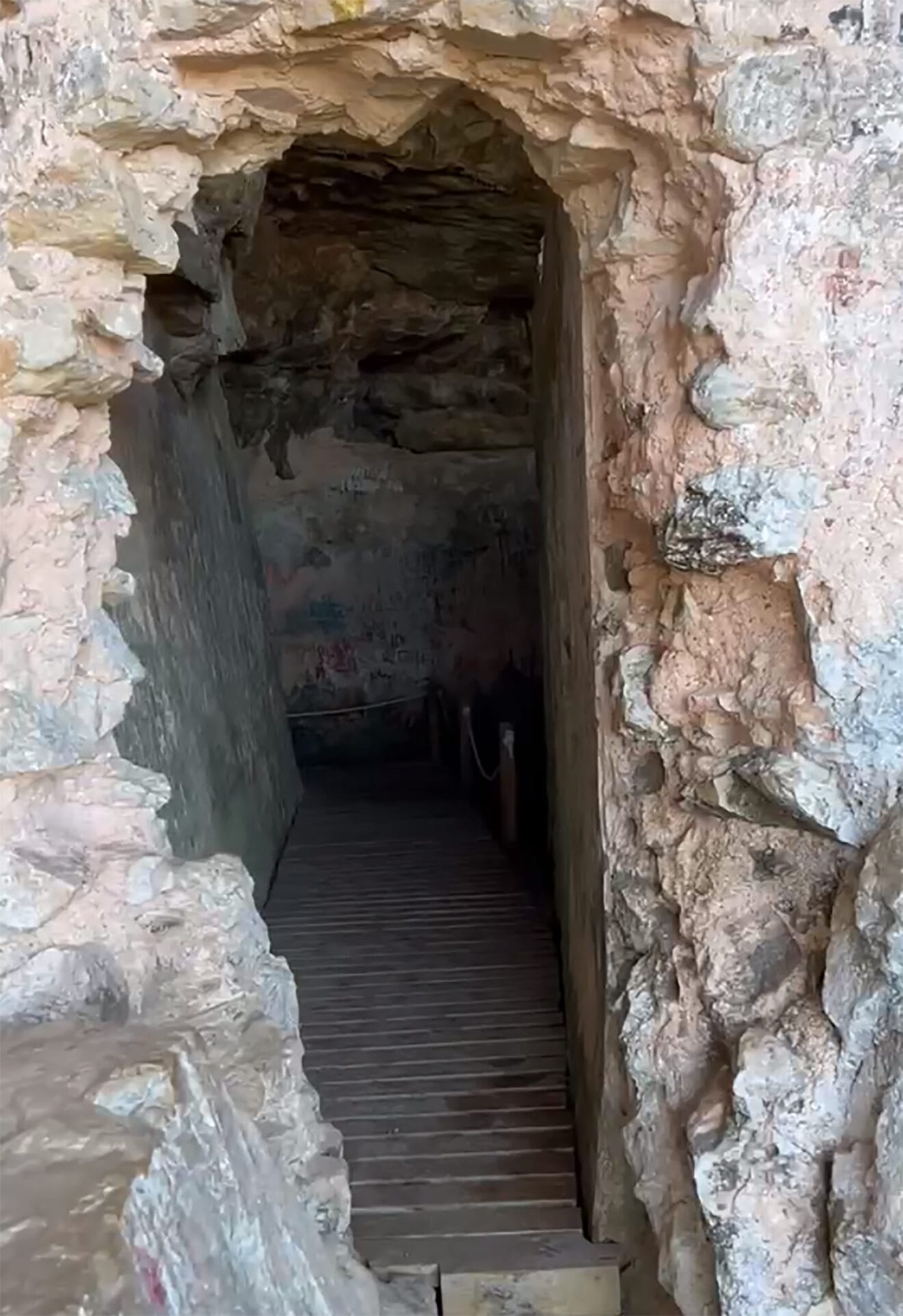 Inicio de la pasarela interior de la cueva