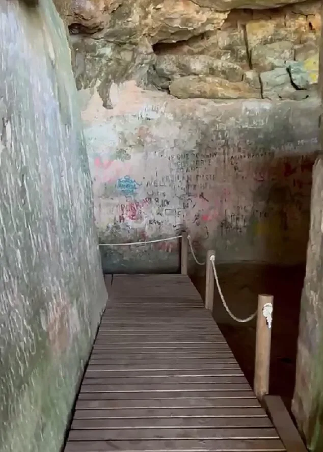 La Cova de l'Aigua de Dénia: dónde está, cómo llegar y qué ver 19 interior de la cueva 1