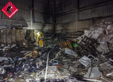Interior de la nave calcinado por el fuego