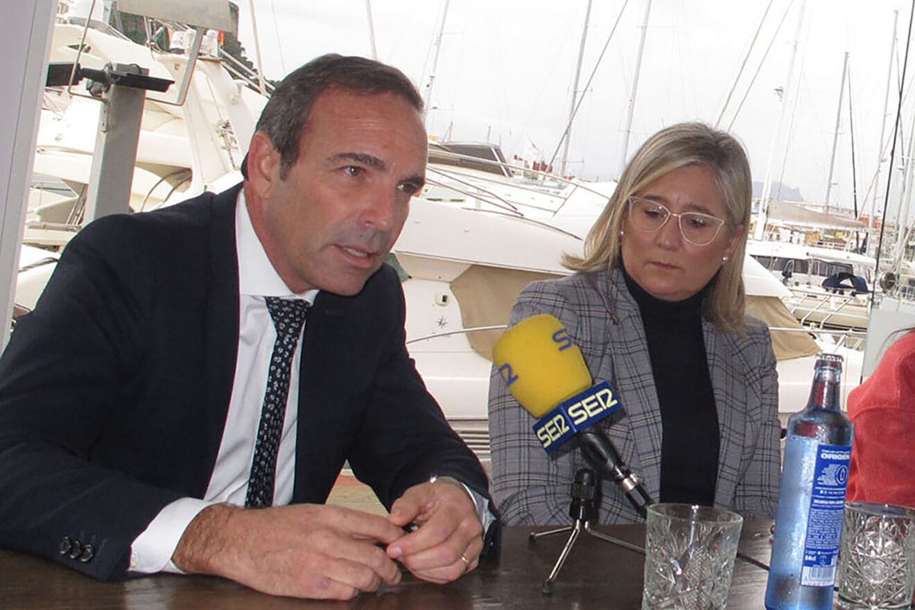 Intervención de Tony Woodward durante una rueda de prensa en el puerto de Dénia