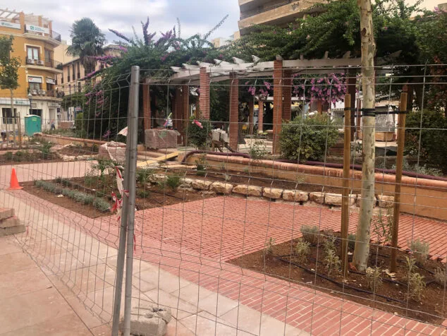 Los jardines de la nueva Glorieta ya florecen en el centro de Dénia 2 Imagen: Jardineras de la Glorieta de Dénia entre las obras