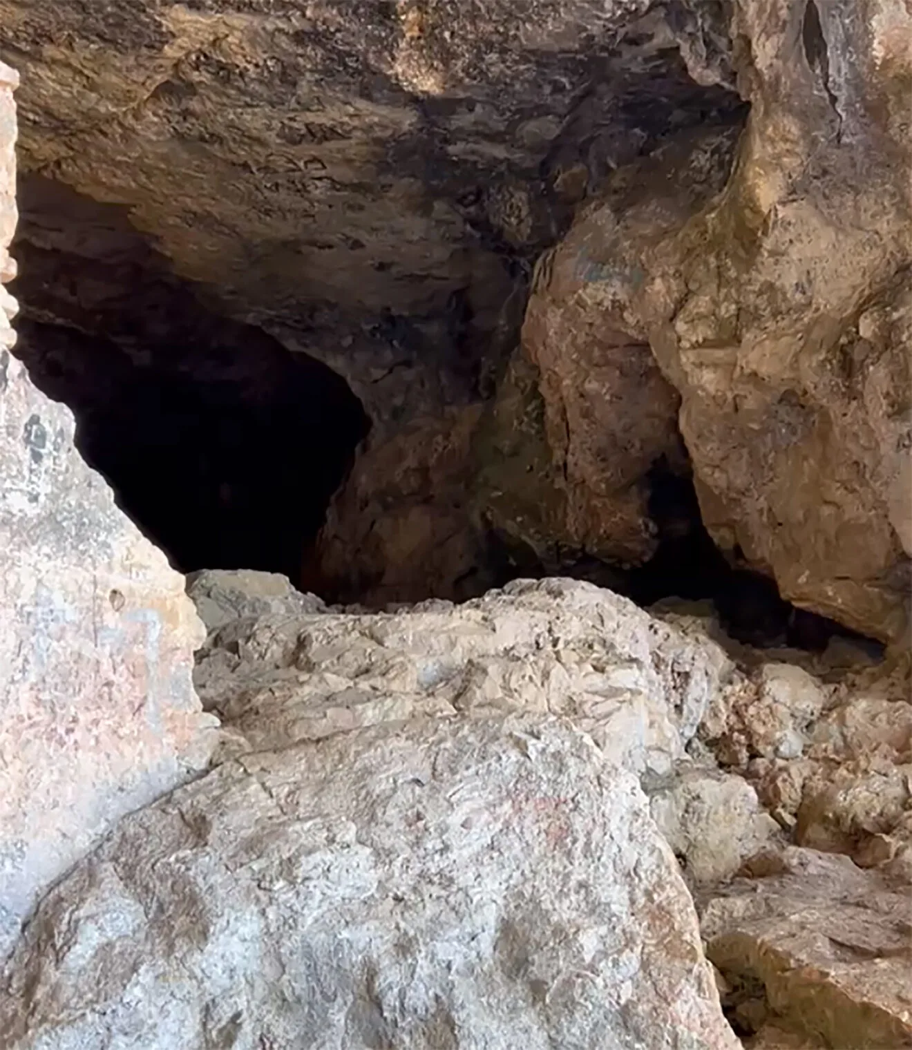 La cueva desde el exterior