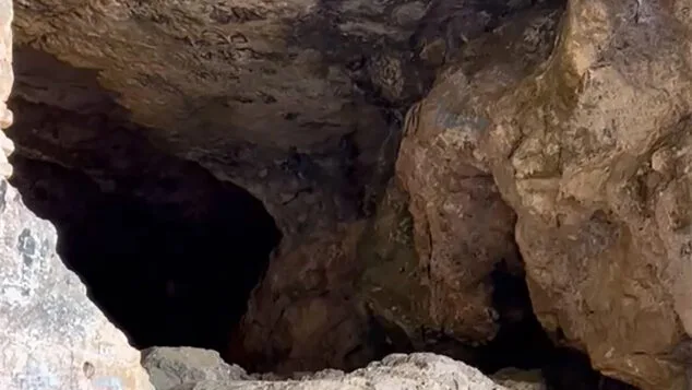 la cueva desde el exterior dest