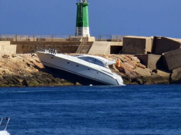 La embarcación fuera del agua