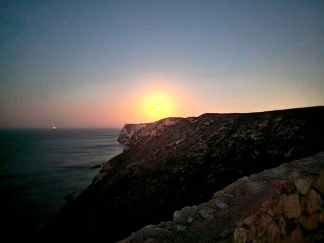 Imagen: La superluna se asoma en la costa de Dénia
