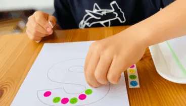 Kinderen ontdekken een nieuwe omgeving om te groeien