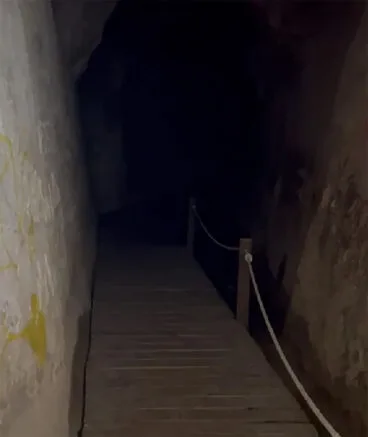 Pasarela en el interior de la cueva
