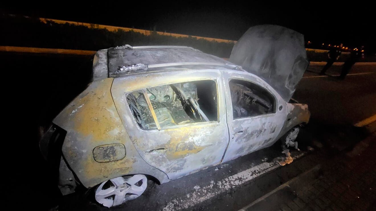 Restos del coche totalmente quemado en Dénia