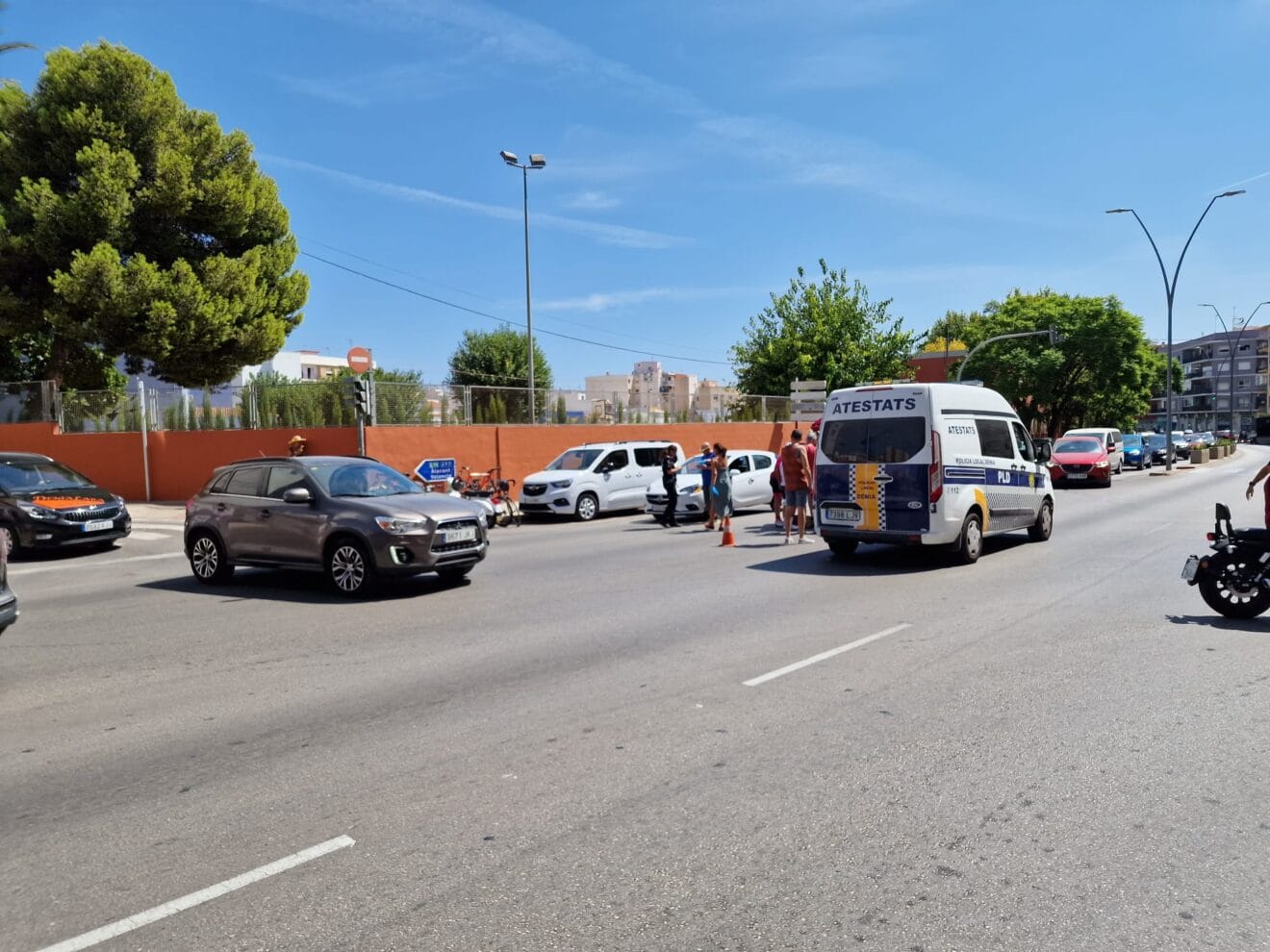 Retención por el accidente en Avenida Alacant de Dénia