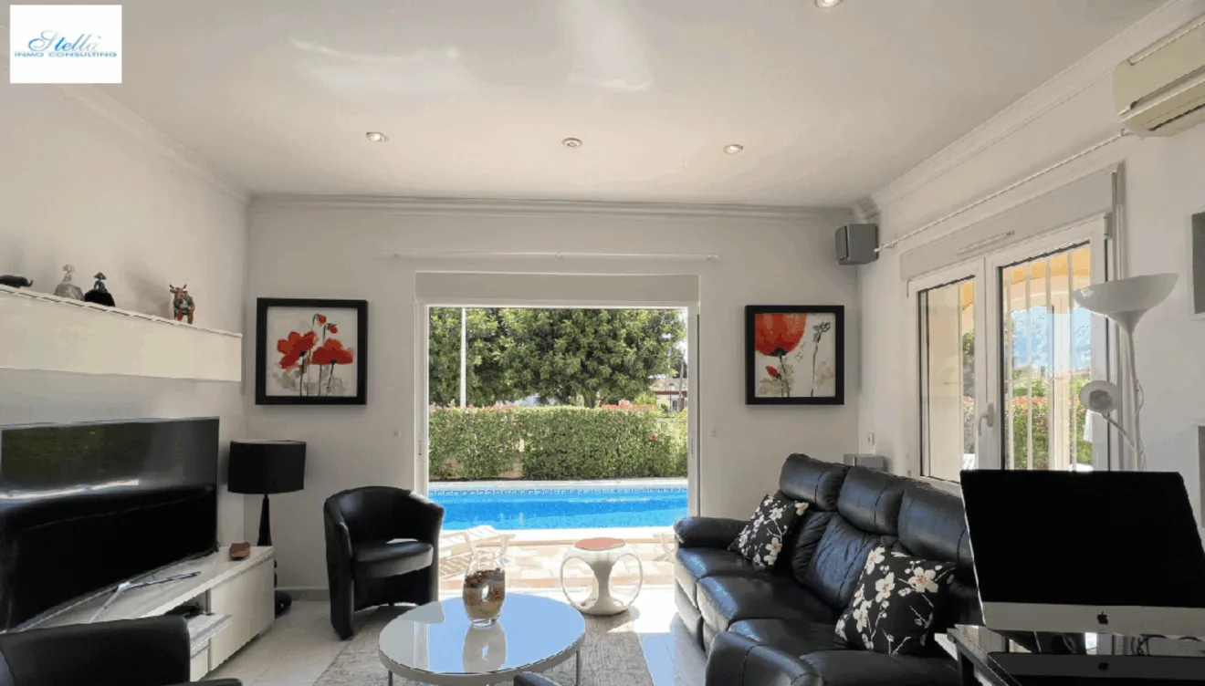 Salón-comedor con acceso a la piscina