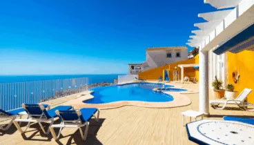 Terraza, hamacas y una gran piscina comunitaria