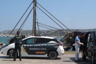 Vehículo de la Guardia Civil en Dénia junto a los forenses