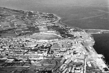 Vista aérea de la ciudad de Dénia, con Les Marines al fondo, del año 1955 | Fotografía Paisajes Españoles (Arxiu Municipal)