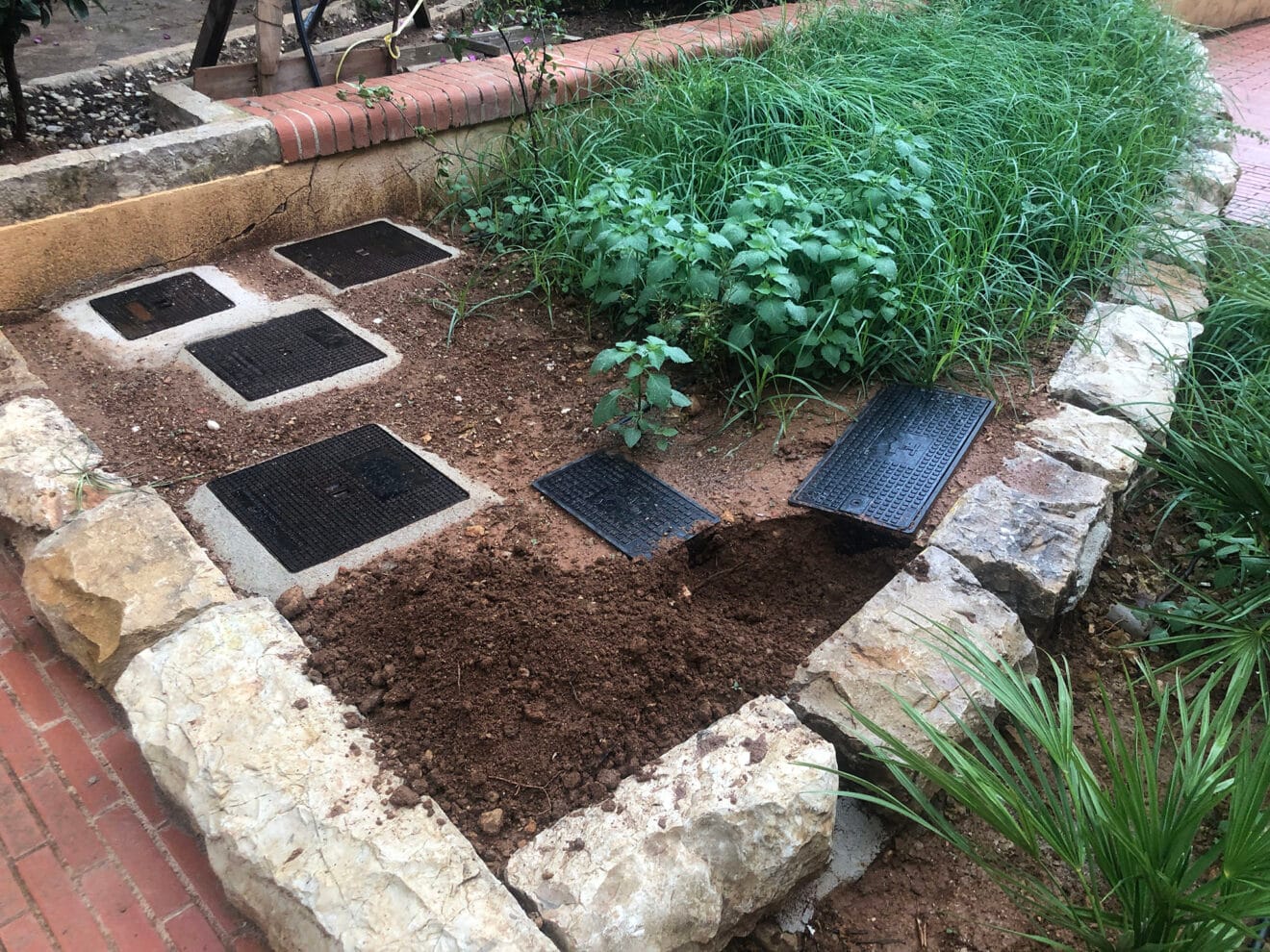 Agujeros en las jardineras