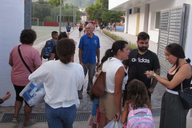 Más de 6.600 estudiantes de Dénia vuelven a cruzar las puertas de sus colegios 4 asi se ha vivido la vuelta al cole de denia 01