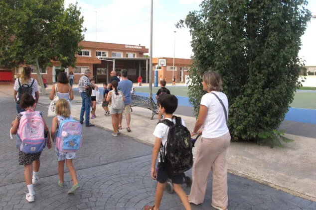 Más de 6.600 estudiantes de Dénia vuelven a cruzar las puertas de sus colegios 1 Imagen: Entrada del Pou de la Muntanya