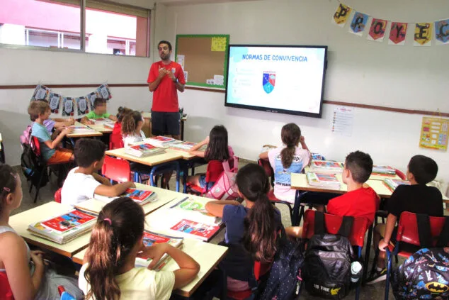 Más de 6.600 estudiantes de Dénia vuelven a cruzar las puertas de sus colegios 2 Imagen: Primera clase en el colegio Paidos
