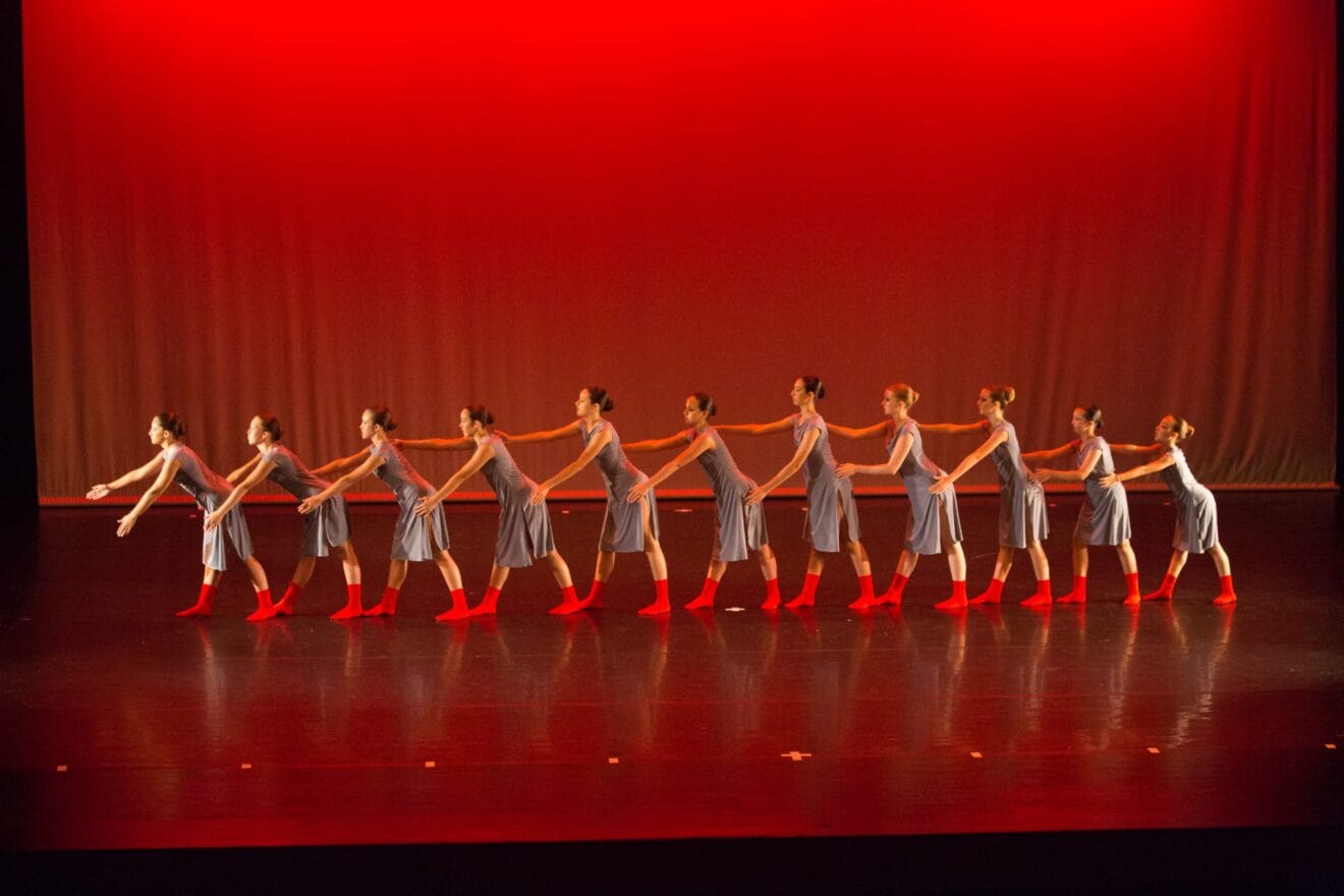 Bailarines alineados durante la actuación con la Escuela de Danza Patricia Santí