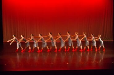 Bailarines alineados durante la actuación con la Escuela de Danza Patricia Santí