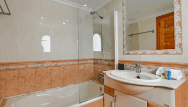 Baño principal con ducha y bañera