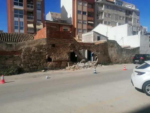Acordonan una calle de Dénia tras la caída de un muro 1 Imagen: Cae el muro de una vivienda de Dénia