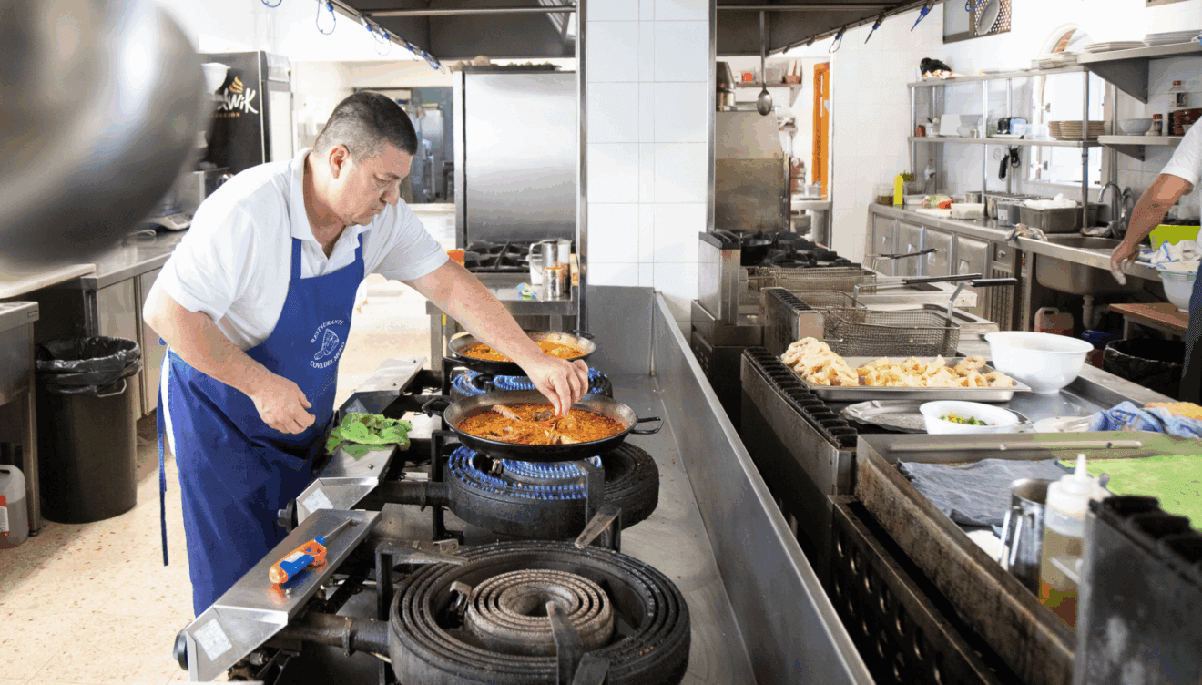 Cocinando un rico arroz en Cova del Mero
