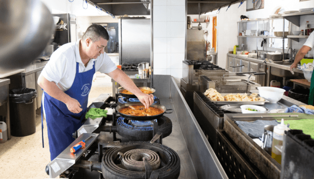 cocinando un rico arroz en cova del mero