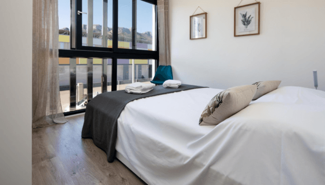 Bella Anna: la fabulosa casa de vacaciones en Dénia cerca de la playa que te está esperando 7 dormitorio muy iluminado por sus grandes ventanales