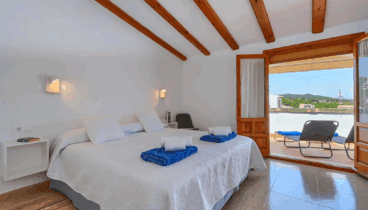 Dormitorio principal con terraza exterior