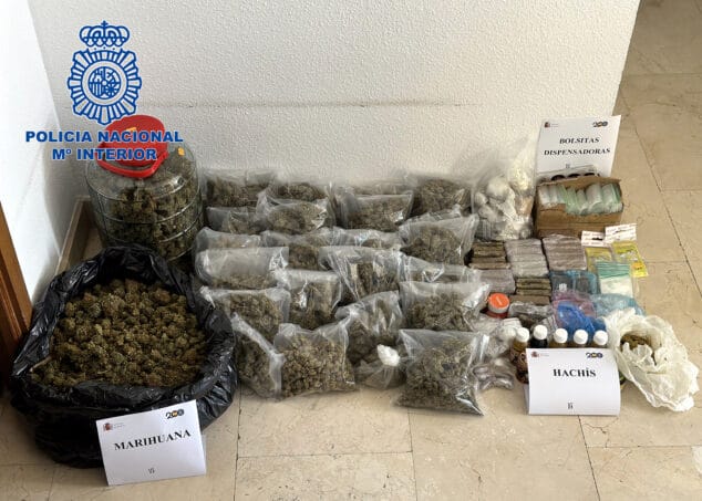 Pillados con una gran cantidad de droga en su casa de Dénia tras invitar a la policía al interior para investigar un robo 1 Imagen: Droga intervenida en Dénia