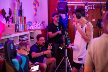 El director Luis E. Pérez dando instrucciones durante el rodaje