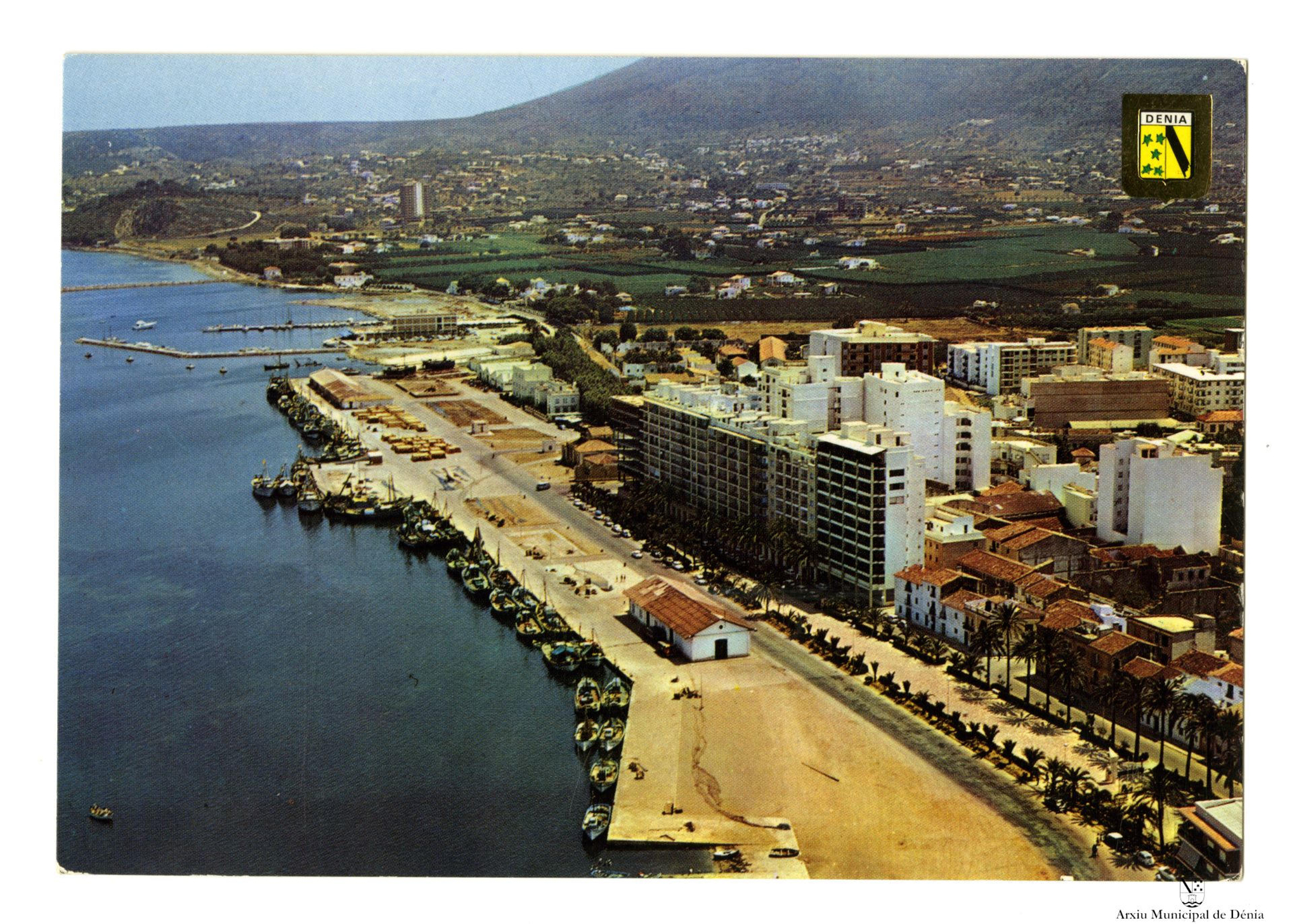 El puerto de Dénia en la segunda mitad del siglo XX en una postal | Arxiu Municipal