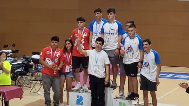 Equipo Insanos de Dénia en lo alto del podio