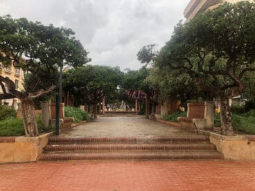 Escalones sucios por los restos de las obras