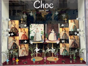 Escaparate con las fotos oficiales de las falleras mayores de Dénia 2024 y sus cortes de honor