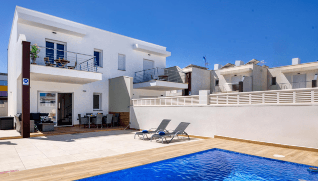Bella Anna: la fabulosa casa de vacaciones en Dénia cerca de la playa que te está esperando 1 Imagen: Fachada trasera de la vivienda con la terraza de protagonista